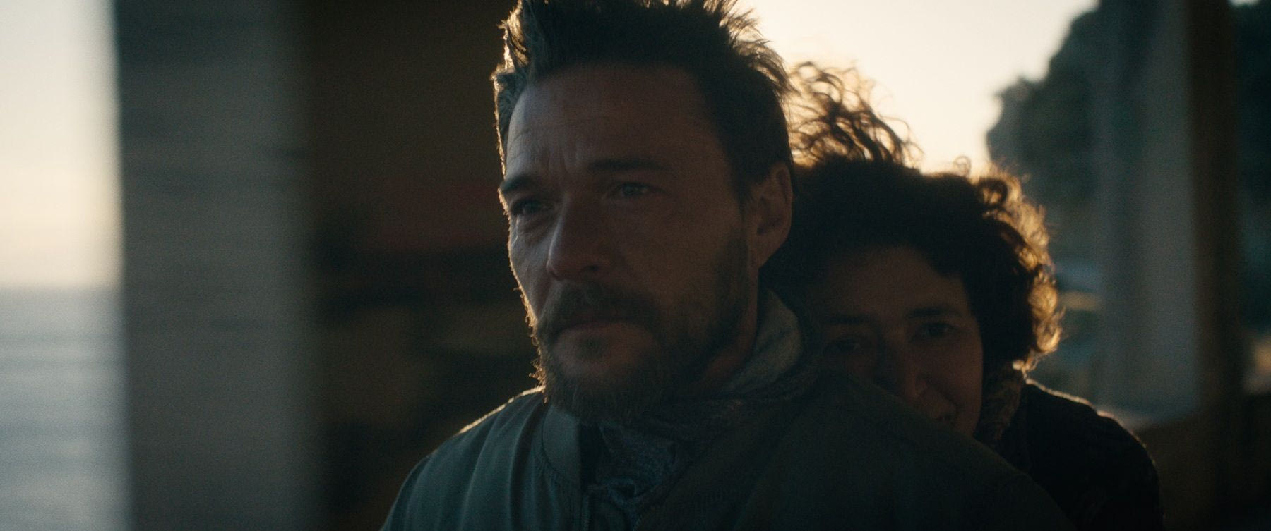 Τρέιλερ: Στο “Μπιτσκόμπερ”, ο Χρήστος Πασσαλής κυνηγά τη σκιά της κληρονομιάς του πατέρα του