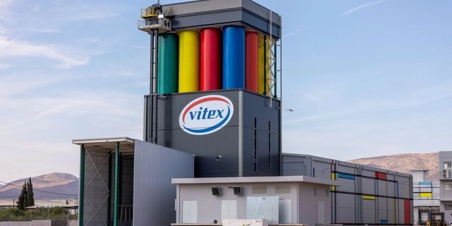 Η Vitex αλλάζει το τοπίο στην Οικοδομή με τον «Χρωμόπυργο», τη νέα υπερσύγχρονη μονάδα παραγωγής κονιαμάτων