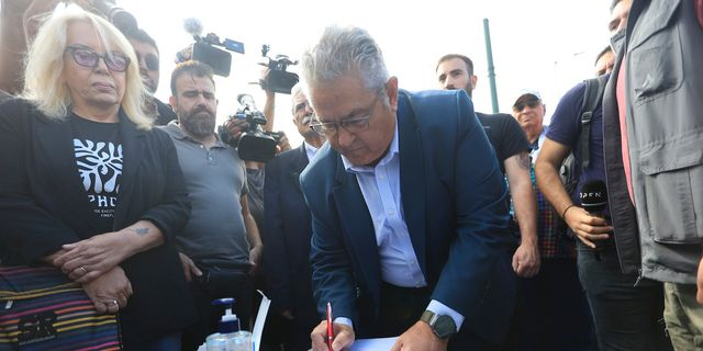 Το χειρόγραφο σημείωμα του Δημήτρη Κουτσούμπα στον Πάνο Ρούτσι