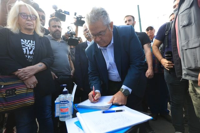 Το χειρόγραφο σημείωμα του Δημήτρη Κουτσούμπα στον Πάνο Ρούτσι