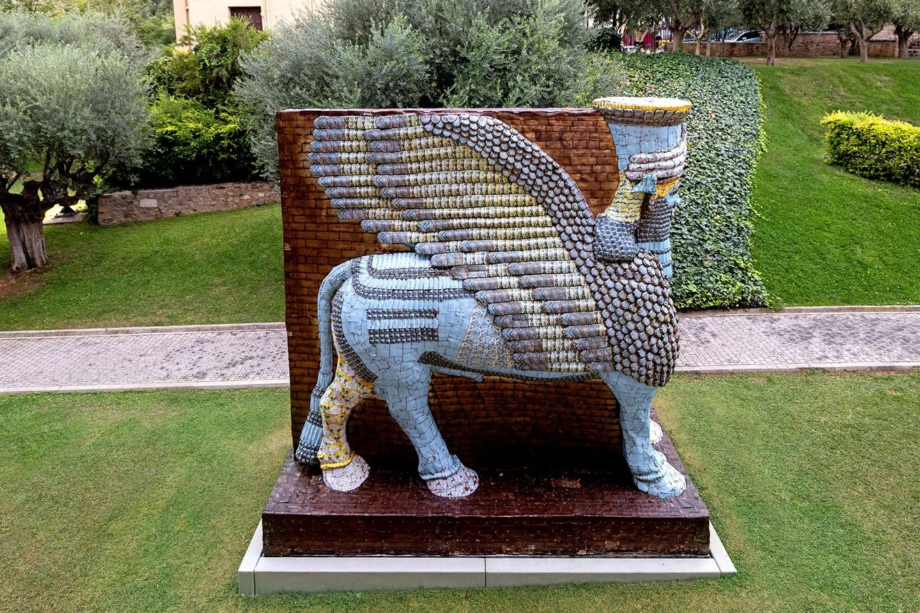 Ένα Lamassu “φυλάει” το Μουσείο Ακρόπολης (μέχρι να γυρίσουν τα Μάρμαρα;)