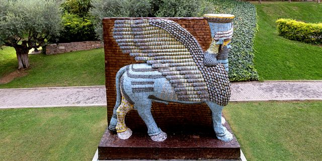 Ένα Lamassu “φυλάει” το Μουσείο Ακρόπολης (μέχρι να γυρίσουν τα Μάρμαρα;)