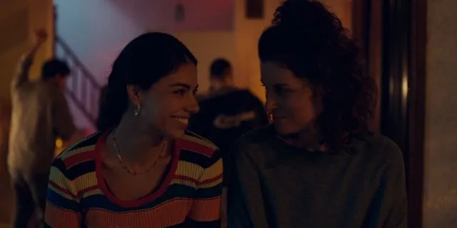 “Μη Γελάτε, Θα Σας Δει Ο Κόσμος”: Μια ταινία για τη μητρότητα – και το βλέμμα των άλλων