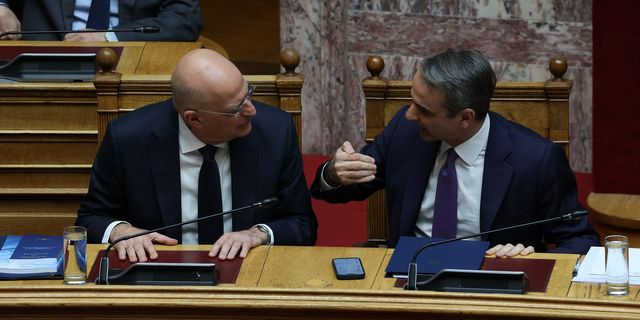 Κυριάκος Μητσοτάκης και Νίκος Δένδιας στη Βουλή