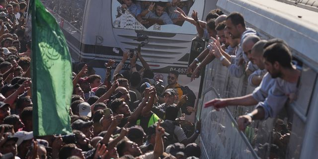 “Έγκλειστοι για 24 χρόνια” – Παλαιστίνιοι κρατούμενοι επιστρέφουν σπίτι τους