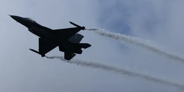 Aεροπορική επίδειξη της ομάδας "ΖΕΥΣ" της Πολεμικής Αεροπορίας, στην στρατιωτική παρέλαση για την εθνική επέτειο της 28ης Οκτωβρίου 1940, στη Θεσσαλονίκη