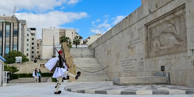 O Σκέρτσος εξηγεί τι θα περιλαμβάνει η ρύθμιση για τον Άγνωστο Στρατιώτη