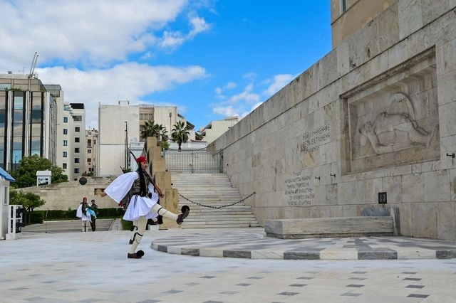 O Σκέρτσος εξηγεί τι θα περιλαμβάνει η ρύθμιση για τον Άγνωστο Στρατιώτη