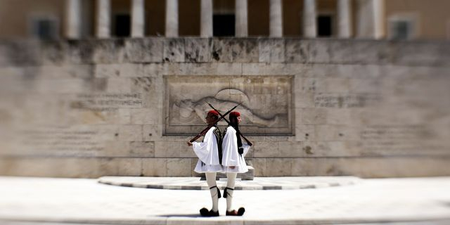 “Σφουγγαρίζουν” τον Άγνωστο κοροϊδεύοντας τους “νοικοκυραίους”…