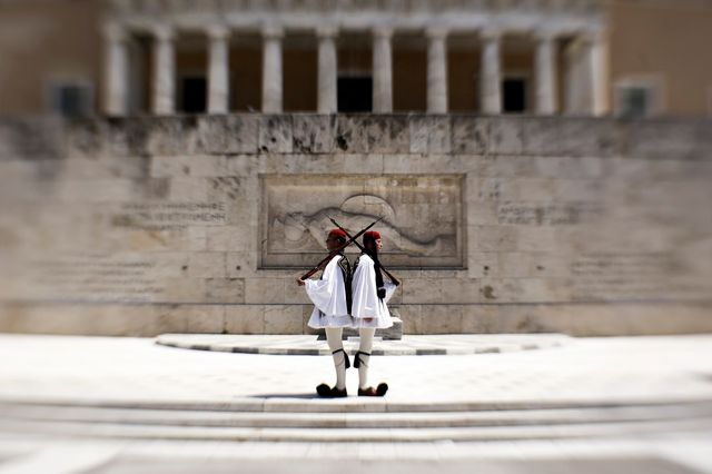 “Σφουγγαρίζουν” τον Άγνωστο κοροϊδεύοντας τους “νοικοκυραίους”…