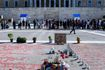 Το άτυπο μνημείο για τα 57 θύματα του δυστυχήματος στα Τέμπη, μπροστά από τη Βουλή