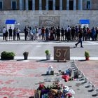 Το άτυπο μνημείο για τα 57 θύματα του δυστυχήματος στα Τέμπη, μπροστά από τη Βουλή