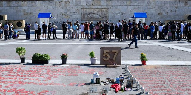 Το άτυπο μνημείο για τα 57 θύματα του δυστυχήματος στα Τέμπη, μπροστά από τη Βουλή