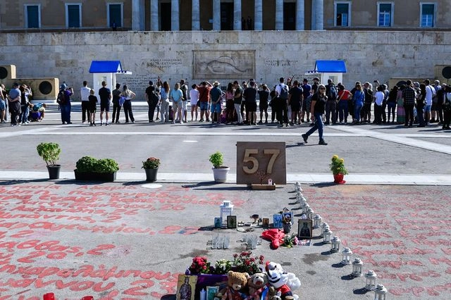 Το άτυπο μνημείο για τα 57 θύματα του δυστυχήματος στα Τέμπη, μπροστά από τη Βουλή