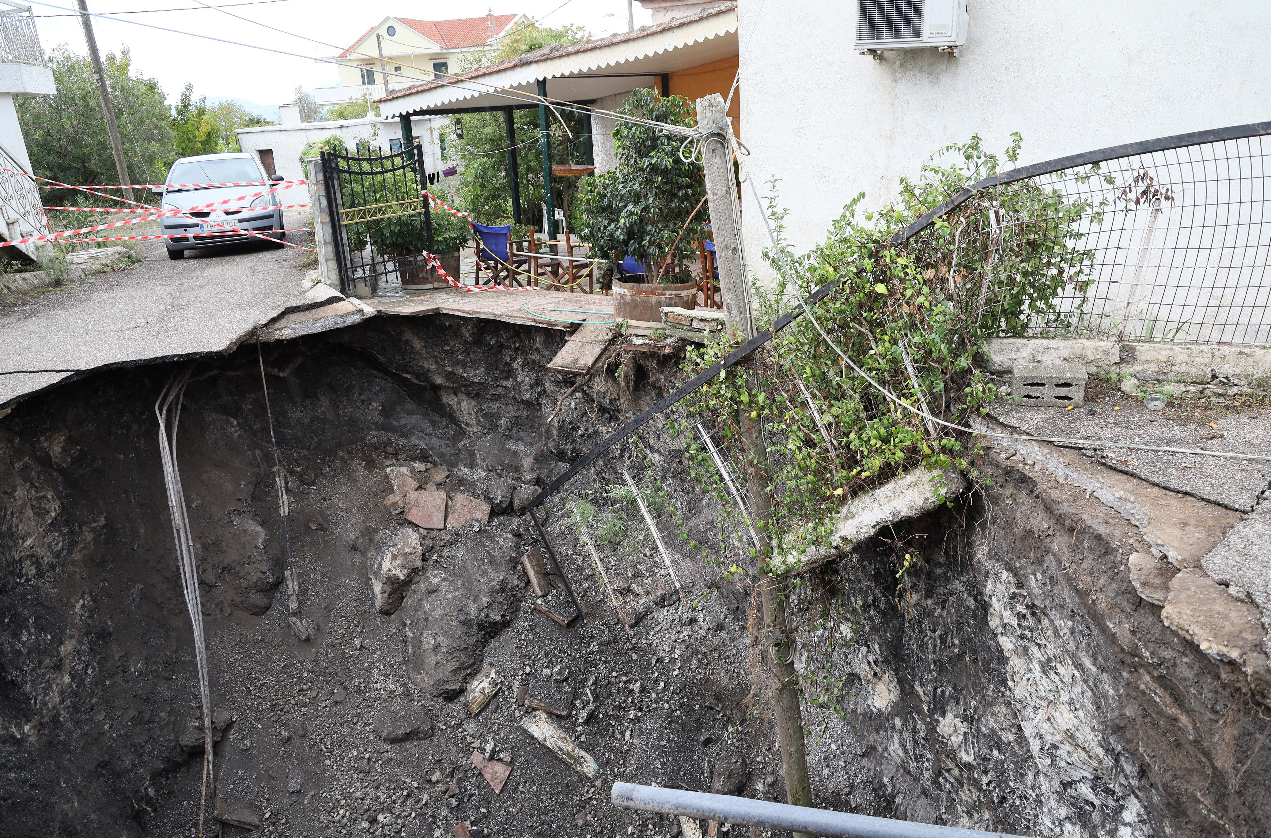 "Κρατήρας" σε χωριό του Αγρινίου