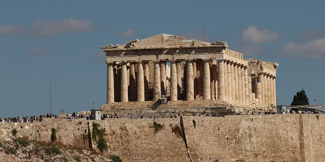 Ακρόπολη: Ξανά εκτός λειτουργίας ο ανελκυστήρας – Τασούλας και Δούκας πεζοί στην τελετή