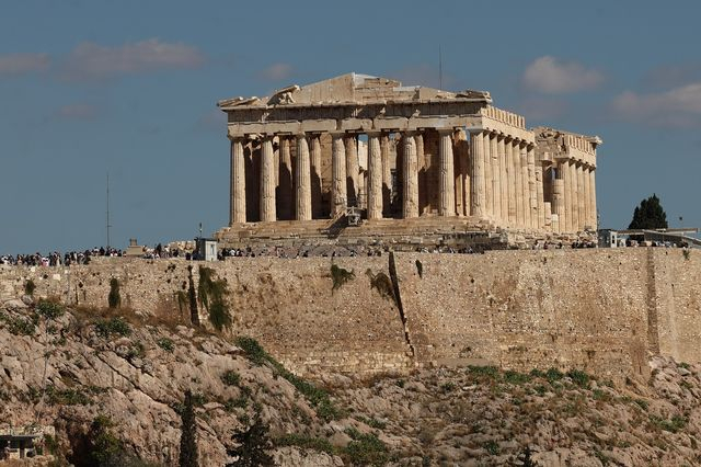 Ακρόπολη: Ξανά εκτός λειτουργίας ο ανελκυστήρας – Τασούλας και Δούκας πεζοί στην τελετή