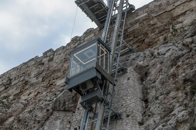 Το ΥΠΠΟ ρίχνει την ευθύνη για τον χαλασμένο ανελκυστήρα στη… χρήση