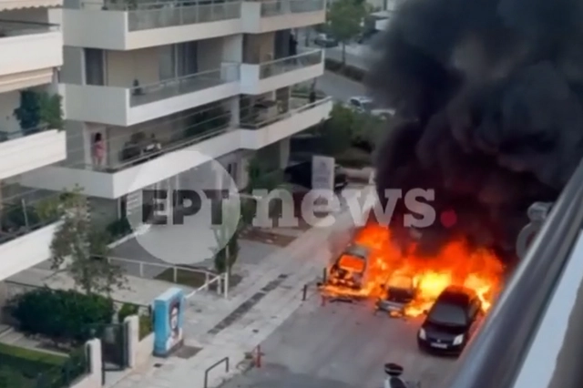 Άλιμος: Στις φλόγες τέσσερα αυτοκίνητα – Βίντεο