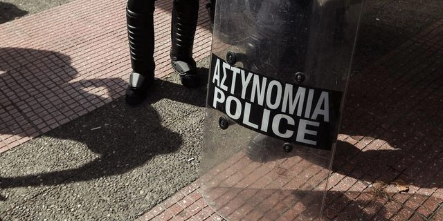 Άνδρας των ΜΑΤ κρατά ασπίδα