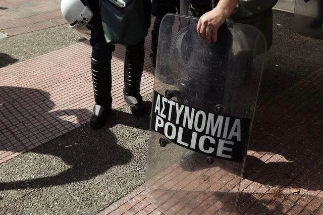 Άνδρας των ΜΑΤ κρατά ασπίδα