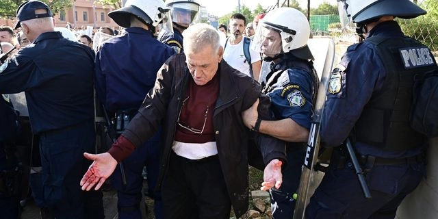 Ξύλο και χημικά κατά την επίσκεψη Μητσοτάκη στο “Αττικόν”