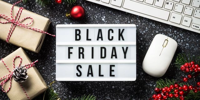 Black Friday VS Εκπτώσεις Χριστουγέννων: Πότε συμφέρει να ψωνίζεις;