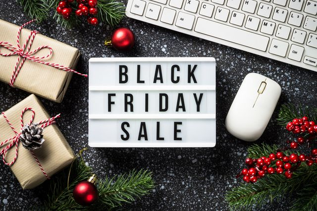Black Friday VS Εκπτώσεις Χριστουγέννων: Πότε συμφέρει να ψωνίζεις;