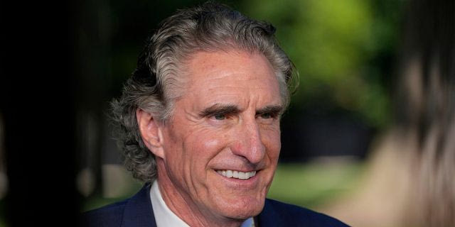 O Doug Burgum