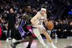 NBA: ΛεΜπρόν – Ντόντσιτς έλειπαν, αλλά ο Ριβς έκανε το ματς της ζωής του και οι Λέικερς πέρασαν από το Σακραμέντο