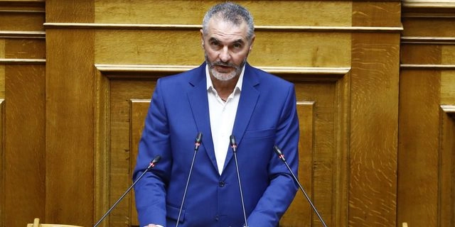 Χνάρης κατά Γεωργιάδη:  Ο πολιτικός που έχει χαρακτηριστεί η επιτομή του “γλείφω εκεί που έχω φτύσει”