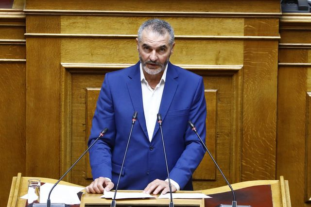 Χνάρης κατά Γεωργιάδη: Ο πολιτικός που έχει χαρακτηριστεί η επιτομή του “γλείφω εκεί που έχω φτύσει”