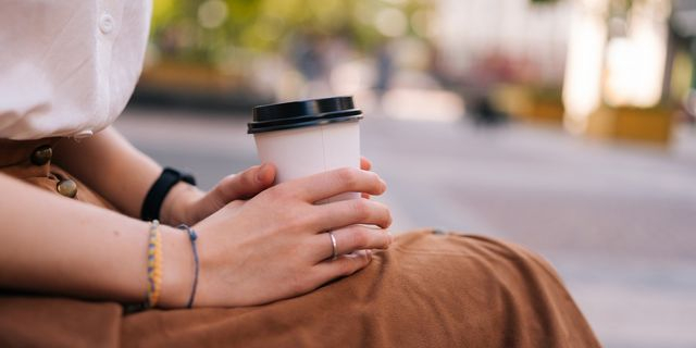 Λονδίνο: Έχυσε καφέ σε φρεάτιο και της επέβαλαν πρόστιμο