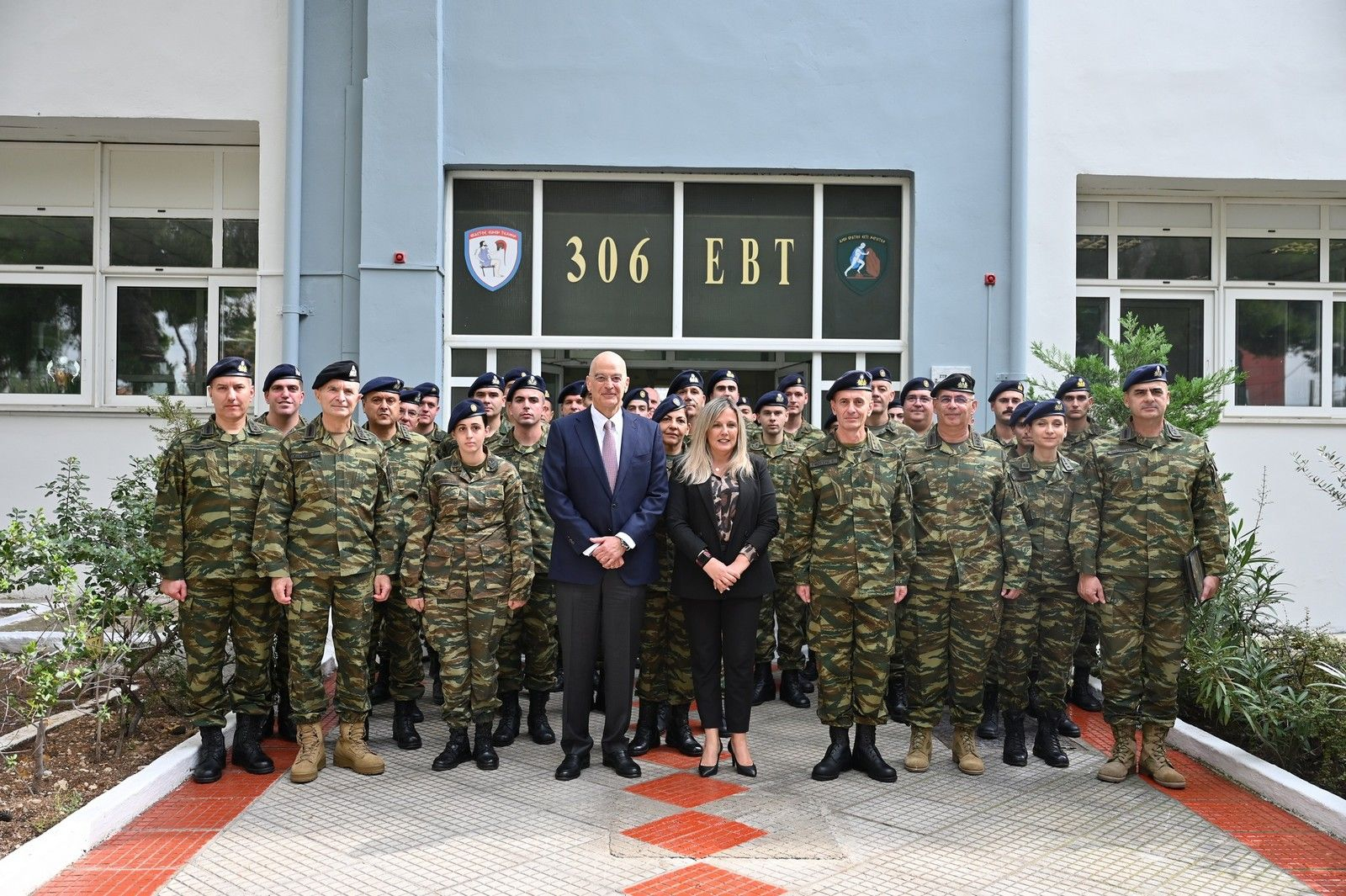 Αναμνηστική φωτογραφία της επίσκεψης του Νίκου Δένδια στο 306 Εργοστάσιο Βάσης Τηλεπικοινωνιών (306 ΕΒΤ), στις Αχαρνές