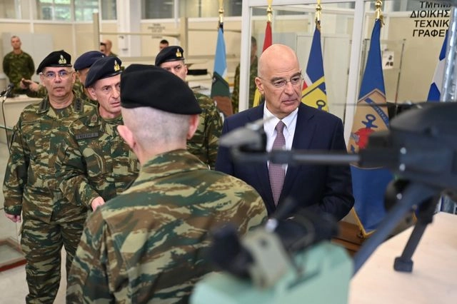 Ο Υπουργός Εθνικής Άμυνας, Νίκος Δένδιας πραγματοποίησε επίσκεψη στο 306 Εργοστάσιο Βάσης Τηλεπικοινωνιών (306 ΕΒΤ), στις Αχαρνές