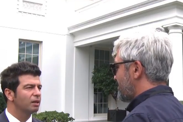 Απολύθηκε ο δημοσιογράφος που είπε “πήραμε τα @@ μας” μετά τη συνάντηση Τραμπ – Ερντογάν