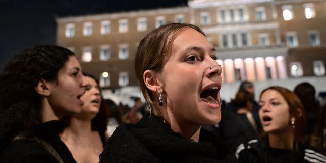 Διαδηλωτές στο Σύνταγμα κατά τη συζήτηση για την τροπολογία για τον Άγνωστο Στρατιώτη