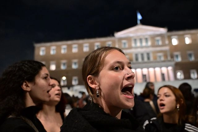 Διαδηλωτές στο Σύνταγμα κατά τη συζήτηση για την τροπολογία για τον Άγνωστο Στρατιώτη