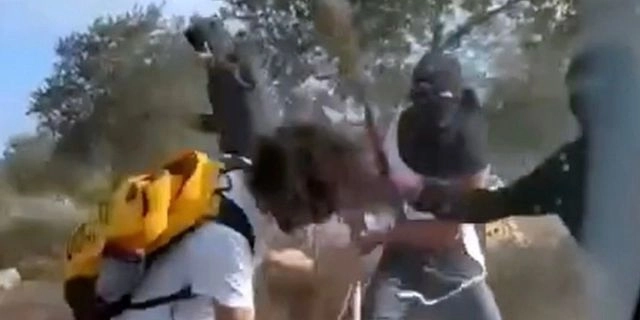 Ισραηλινοί έποικοι ξυλοκοπούν βάναυσα Παλαιστίνιους αγρότες – Σκληρές εικόνες