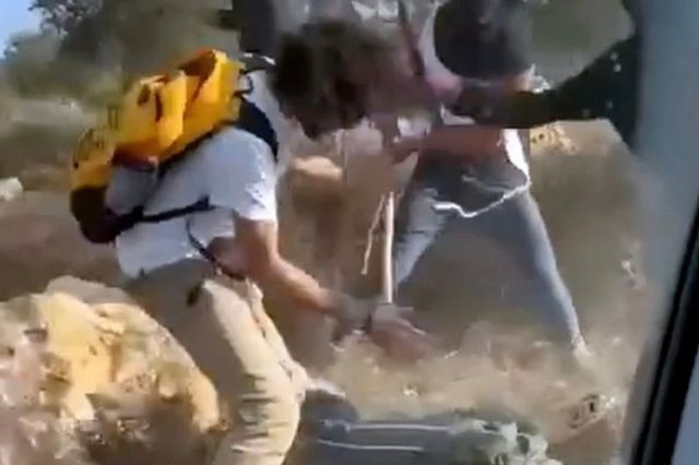 Ισραηλινοί έποικοι ξυλοκοπούν βάναυσα Παλαιστίνιους αγρότες – Σκληρές εικόνες
