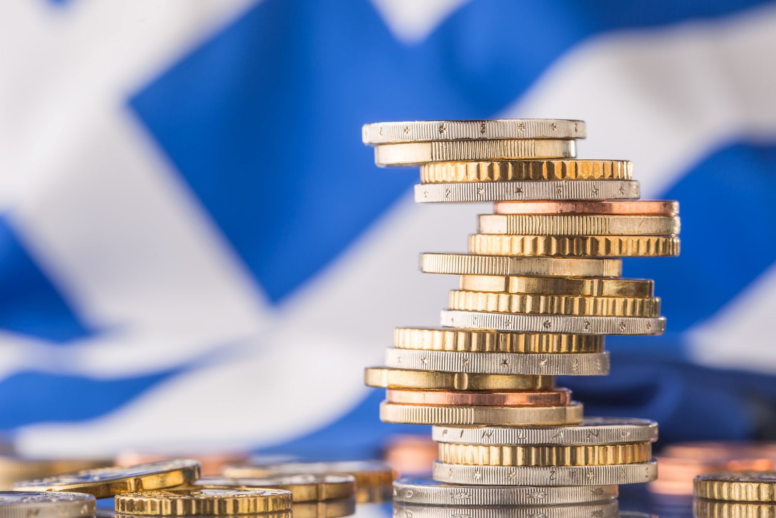 Τουρισμός, ΦΠΑ και φόρος εισοδήματος κράτησαν ψηλά τα έσοδα τον Ιούλιο