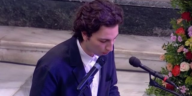 Πώς αποχαιρέτησαν τον Σαββόπουλο ο γιος και ο εγγονός του – “Ένιωθα πάντα έναν κόμπο στον λαιμό”