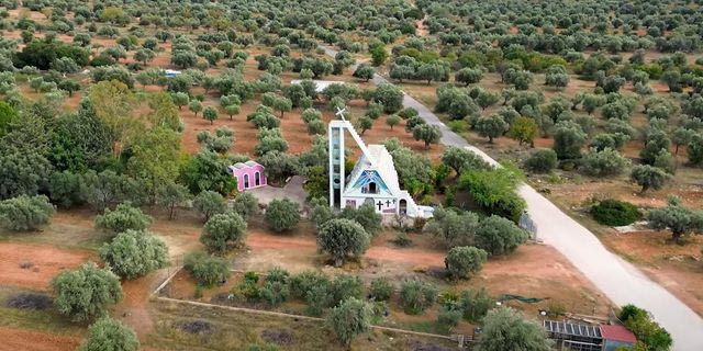 Η “Μαρία της Παιανίας”: Η αλήθεια πίσω από το δήθεν “σατανιστικό” εκκλησάκι – Βίντεο