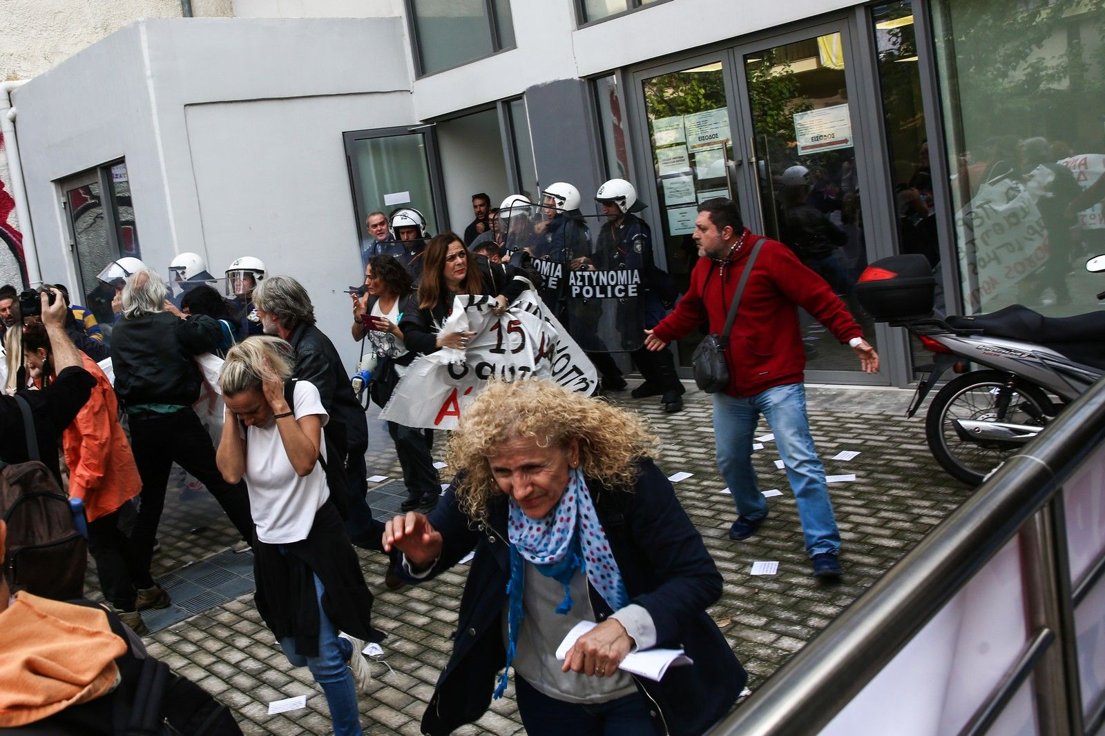 Συγκέντρωση διαμαρτυρίας εκπαιδευτικών και γονέων στην Διεύθυνση Πρωτοβάθμιας Εκπαίδευσης Αττικής