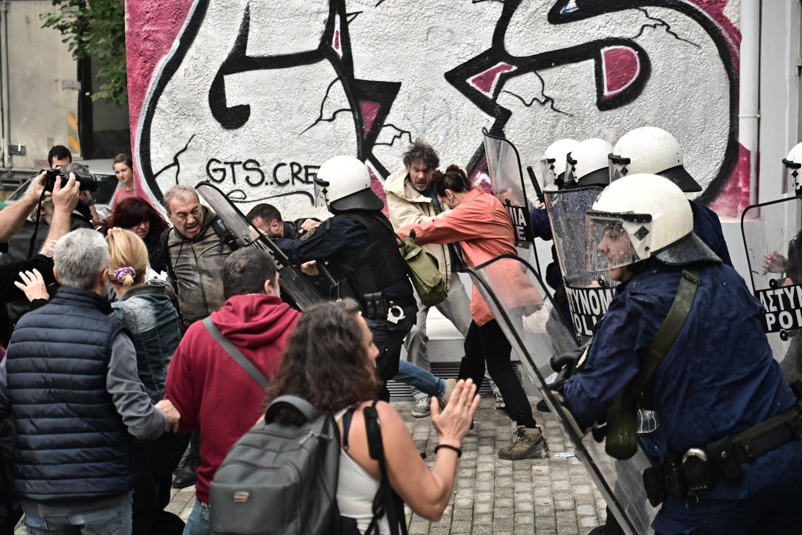 Συγκέντρωση διαμαρτυρίας εκπαιδευτικών και γονέων στην Διεύθυνση Πρωτοβάθμιας Εκπαίδευσης Αττικής
