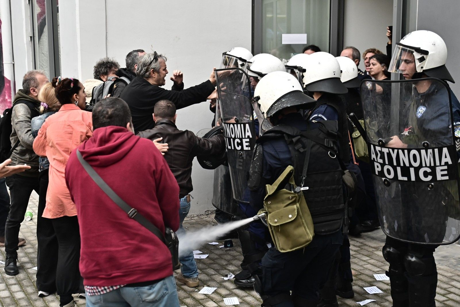 Συγκέντρωση διαμαρτυρίας εκπαιδευτικών και γονέων στην Διεύθυνση Πρωτοβάθμιας Εκπαίδευσης Αττικής