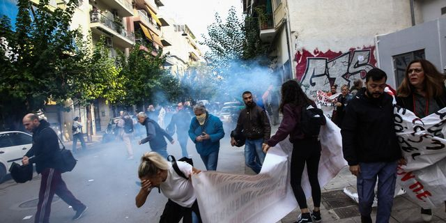 Συγκέντρωση διαμαρτυρίας εκπαιδευτικών και γονέων στην Διεύθυνση Πρωτοβάθμιας Εκπαίδευσης Αττικής