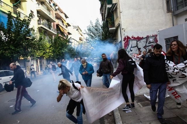 Συγκέντρωση διαμαρτυρίας εκπαιδευτικών και γονέων στην Διεύθυνση Πρωτοβάθμιας Εκπαίδευσης Αττικής