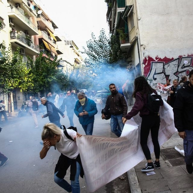 Συγκέντρωση διαμαρτυρίας εκπαιδευτικών και γονέων στην Διεύθυνση Πρωτοβάθμιας Εκπαίδευσης Αττικής