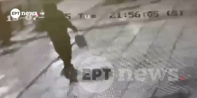 Ιλίσια: Βίντεο – ντοκουμέντο με τον δράστη να μεταφέρει τον εκρηκτικό μηχανισμό